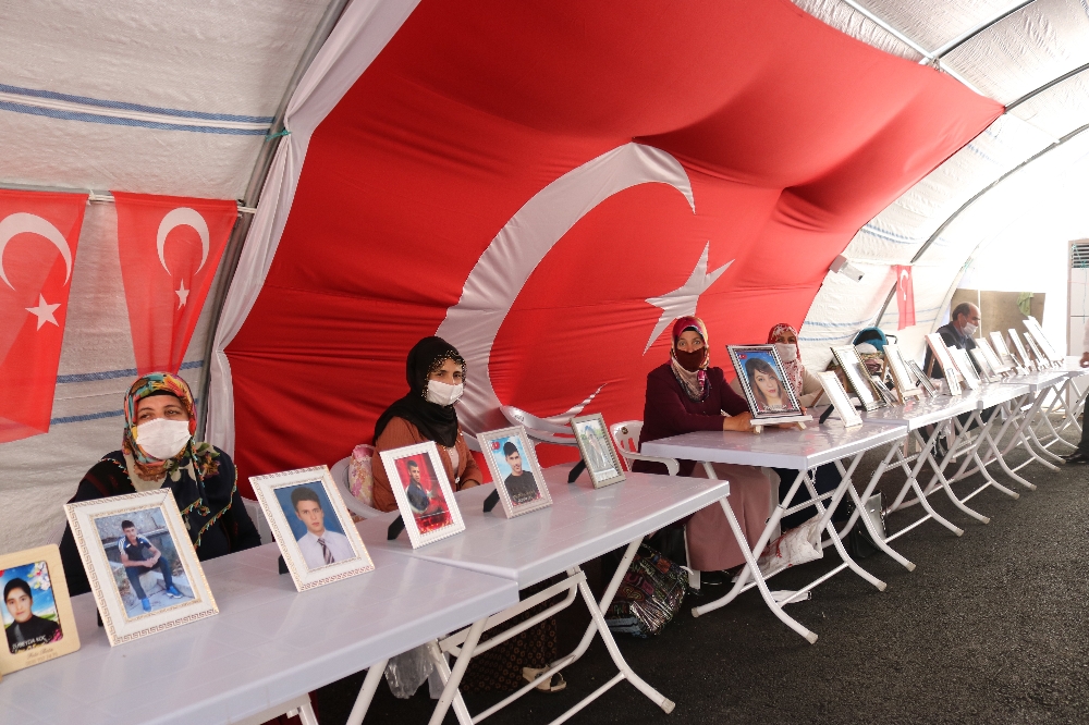 HDP önündeki ailelerin evlat nöbeti 255’inci gününde