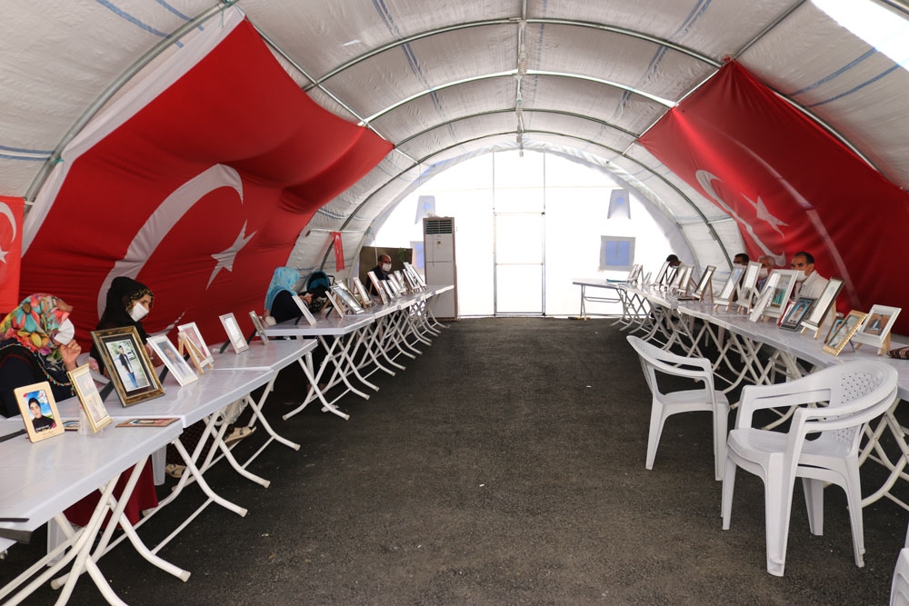 HDP önündeki ailelerin evlat nöbeti 256’ncı gününde