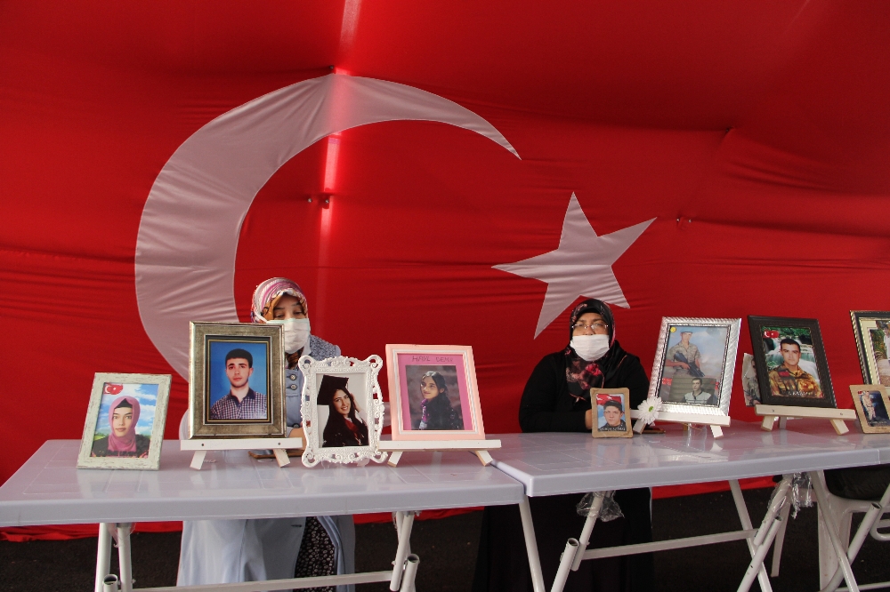 HDP önündeki ailelerin evlat nöbeti 295’inci gününde