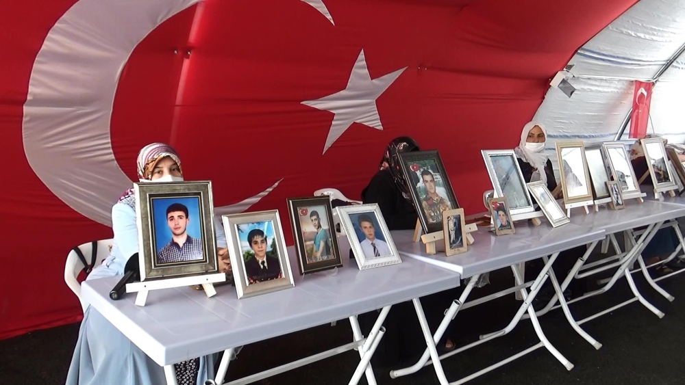 HDP önündeki ailelerin evlat nöbeti 301’inci gününde