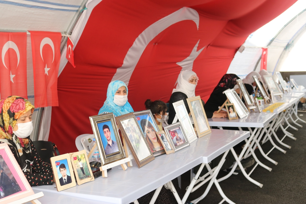 HDP önündeki ailelerin evlat nöbeti 329’uncu gününde