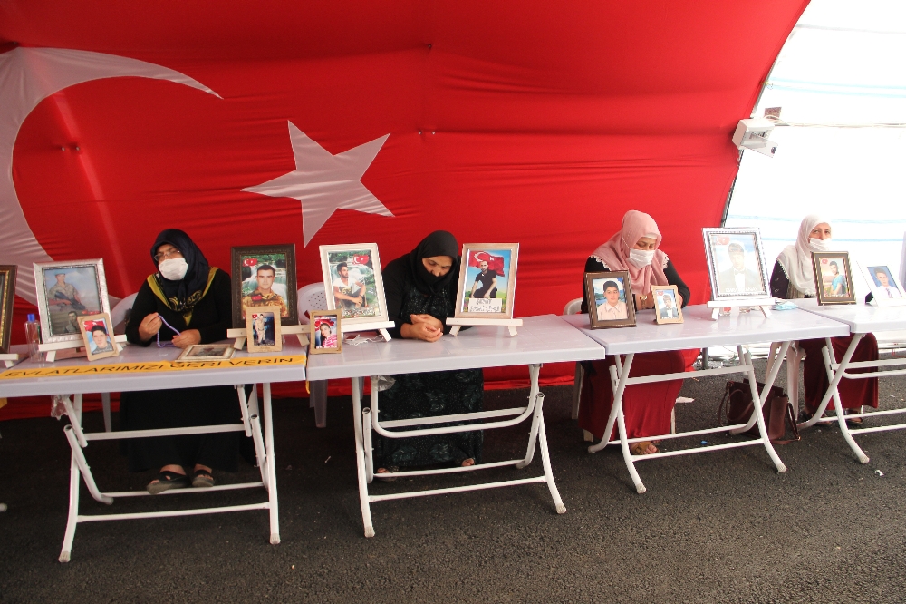 HDP önündeki ailelerin evlat nöbeti 330’uncu günde