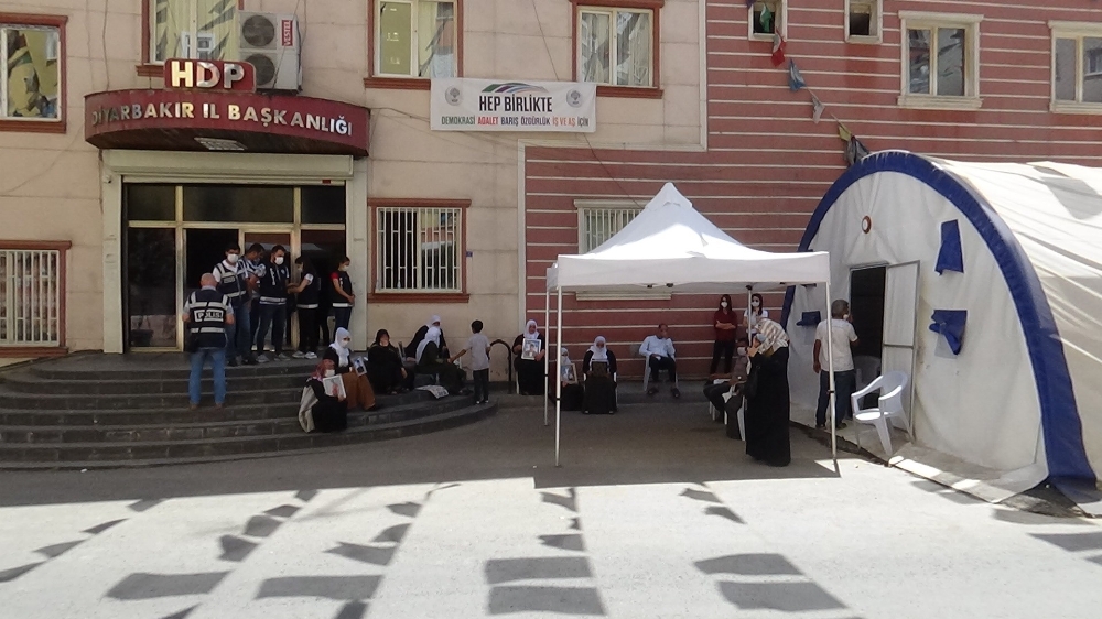 HDP önündeki ailelerin evlat nöbeti 331’inci gününde