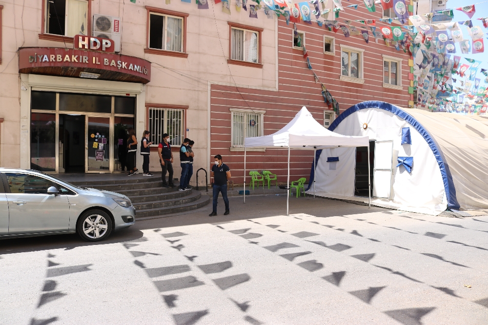 HDP önündeki ailelerin evlat nöbeti 351. gününde