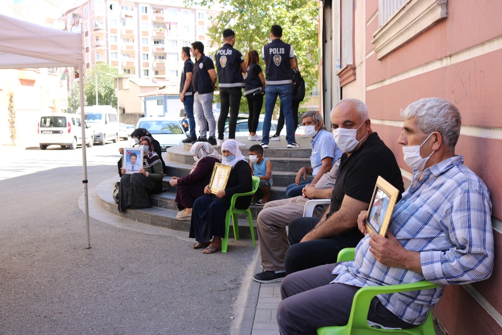 HDP önündeki ailelerin evlat nöbeti 355’inci gününde