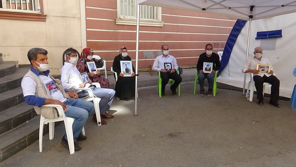 HDP önündeki ailelerin evlat nöbeti 395’inci gününde