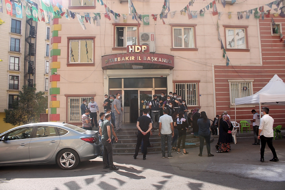 HDP önündeki ailelerin evlat nöbeti 403’üncü gününde