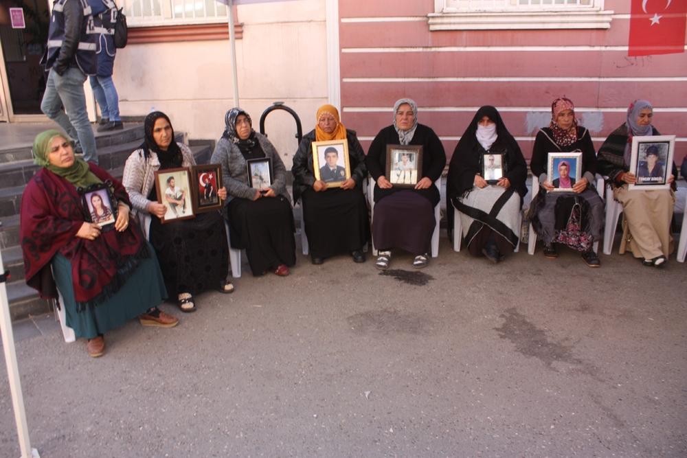 Hdp Önündeki Ailelerin Evlat Nöbeti 72Nci Günde