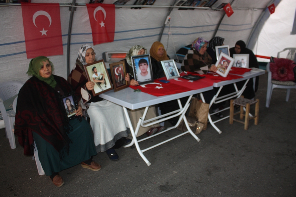 Hdp Önündeki Ailelerin Evlat Nöbeti 84Üncü Gününde