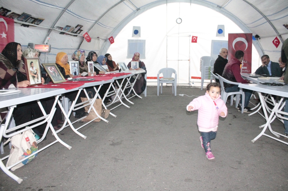 Hdp Önündeki Ailelerin Evlat Nöbeti 86Ncı Gününde