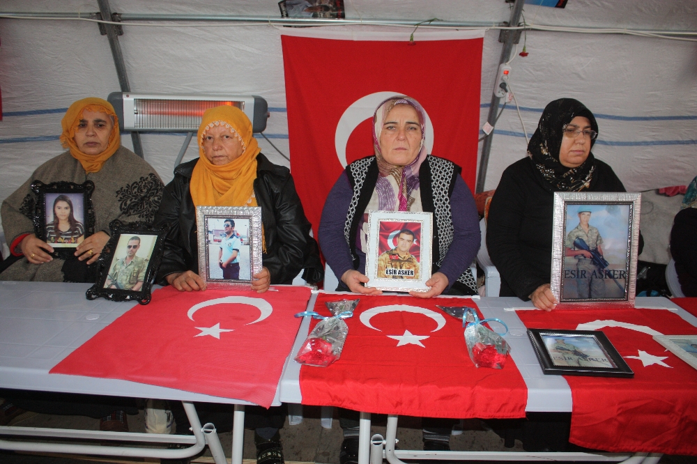 Hdp Önündeki Ailelerin Evlat Nöbeti 92. Gününde Devam Ediyor