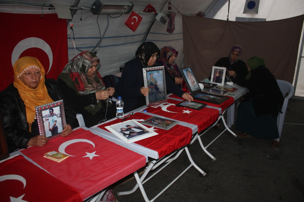 Hdp Önündeki Ailelerin Evlat Nöbeti 98. Gününde