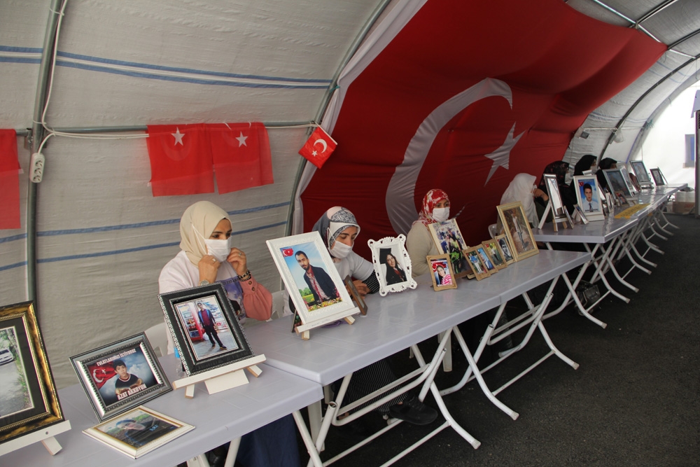 HDP önündeki ailelerin evlat nöbeti devam ediyor