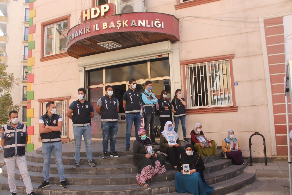 HDP önündeki ailelerin evlat nöbeti direnişi 406’ncı gününde