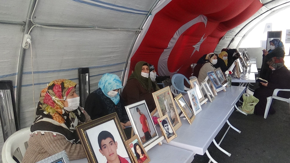 HDP önündeki ailelerin evlat nöbeti kararlılıkla sürüyor