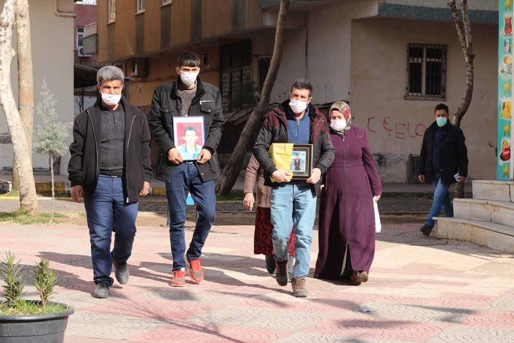 HDP önündeki ailelerin feryadı çığ gibi büyüyor: Evlat nöbetine 2 aile daha katıldı