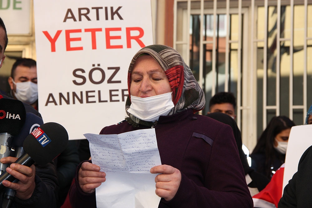 HDP önündeki anne, evladının ölüm haberi iddiasına tepki gösterdi