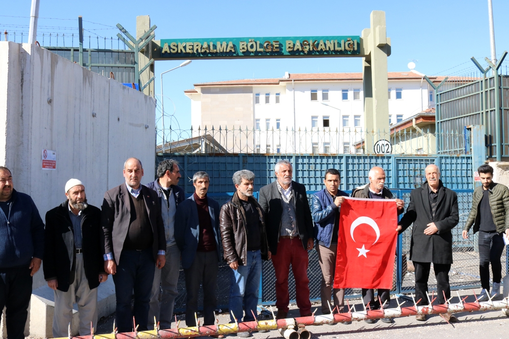 HDP önündeki babalardan ’Bizi de askere alın’ çağrısı