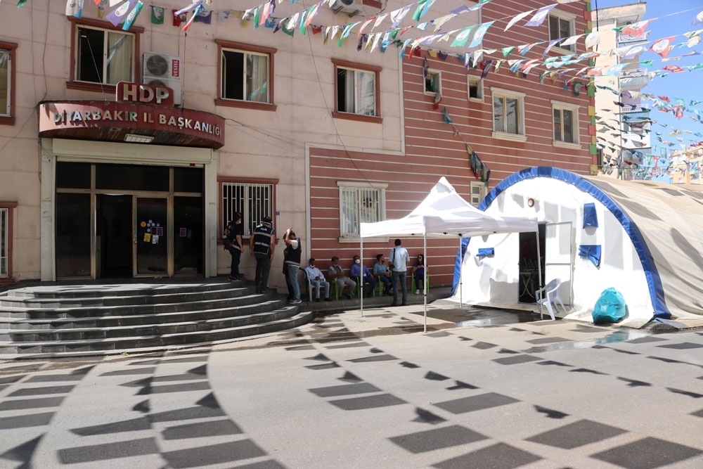 HDP önündeki evlat nöbeti direnişine 2 aile daha katıldı