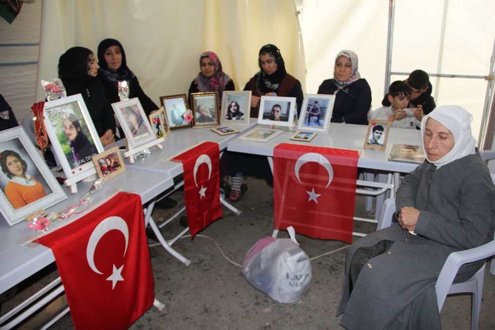 HDP önündeki evlat nöbetine 3 aile daha katıldı