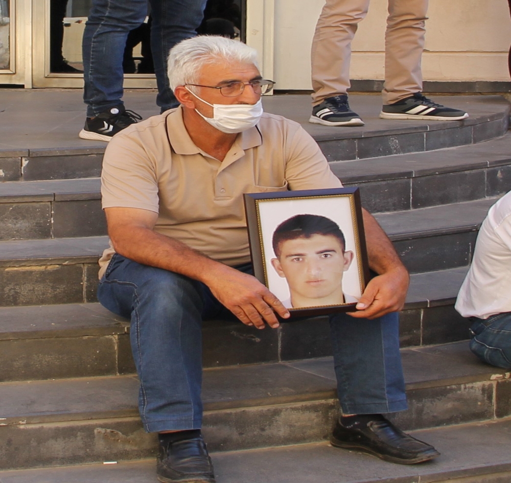 HDP önündeki evlat nöbetine bir aile daha katıldı