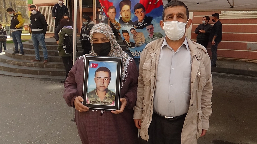 HDP önündeki gözü yaşlı aileler, evlatlarının yolunu gözlüyor