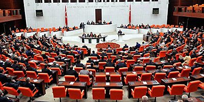 HDP/YSP'liler TBMM'de İstiklal Marşı okunurken dudak bile oynatmadı!