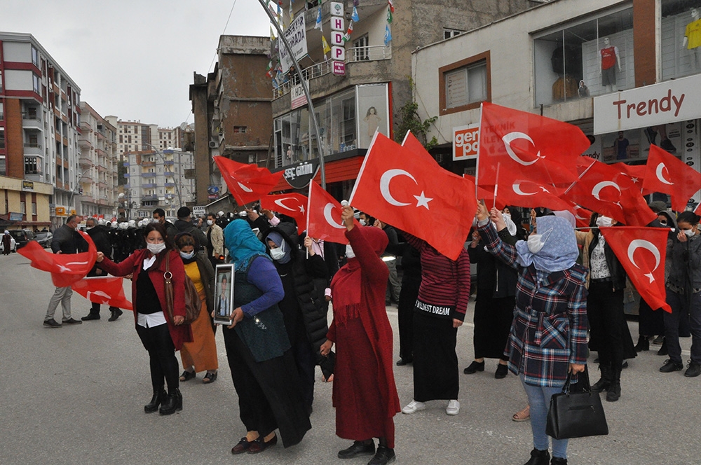 HDP’li vekil ve partililer ailelerin basın açıklamasını engellemeye çalıştı