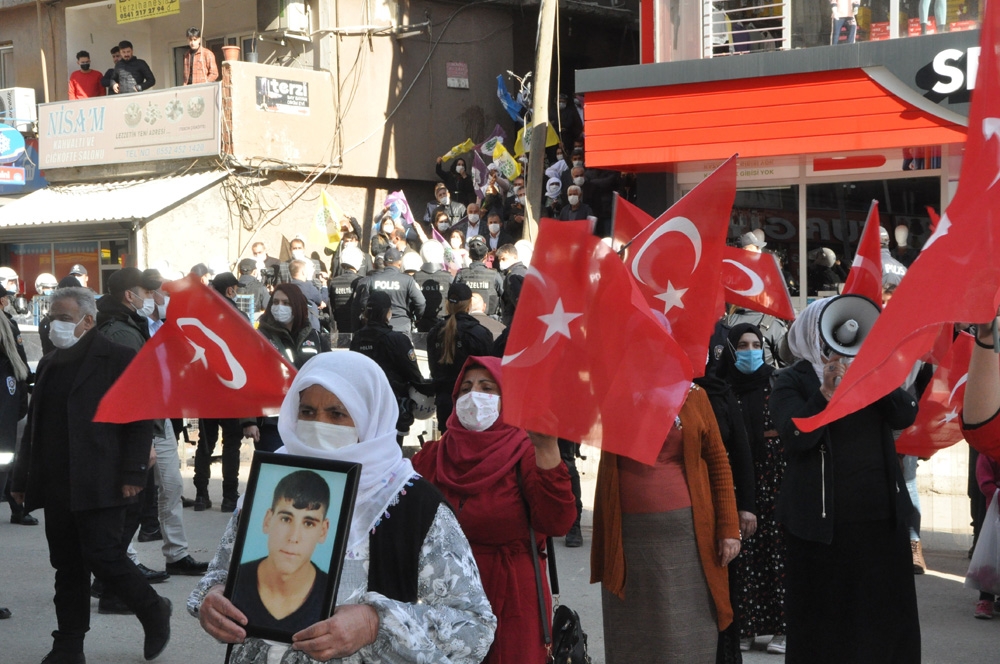 HDP’liler acılı ailelerin çığlığını, ses sistemini açarak engellemeye çalıştı