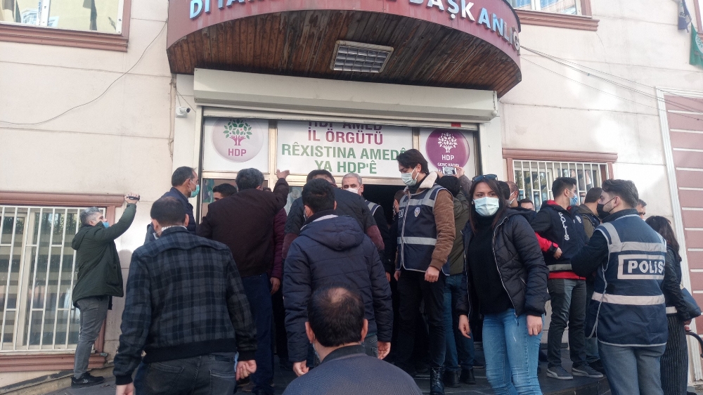 HDP’liler ile evlat nöbeti tutan aileler arasında ’hoşt’ gerginliği