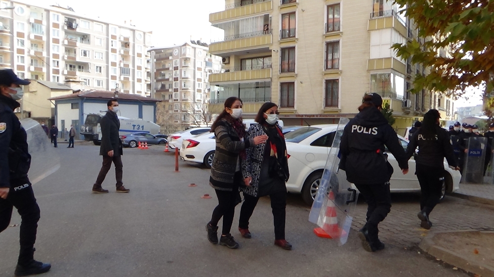 HDP’liler ile evlat nöbetindeki aileler arasında gerginlik