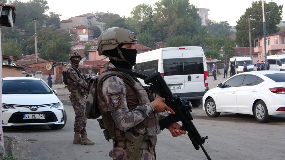Helikopter destekli şafak operasyonu: 14 gözaltı