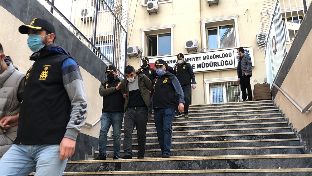 Hem evlerden hem de birbirlerinden çaldılar