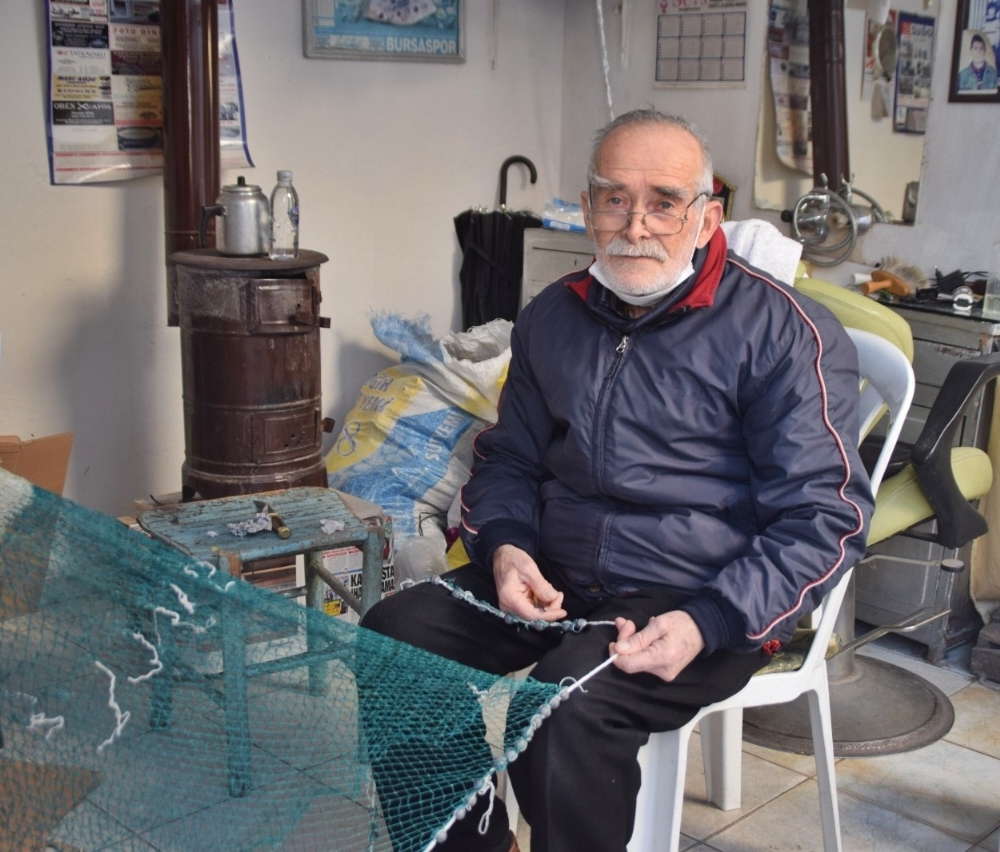Hem tıraş yapıyor, hem ağ örüyor