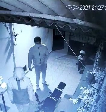 Hem yasağı deldiler hem de rahat tavırlarla motosikleti çaldılar