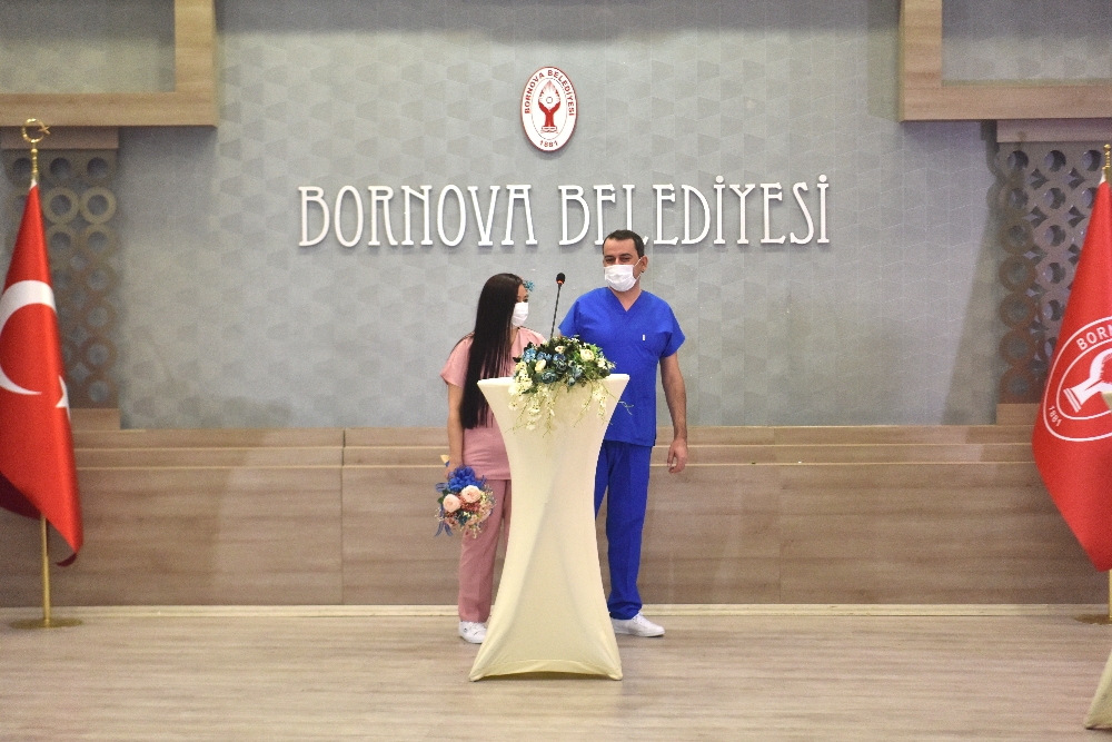 Hemşire önlüğü gelinlik, ambulans ise gelin arabası oldu