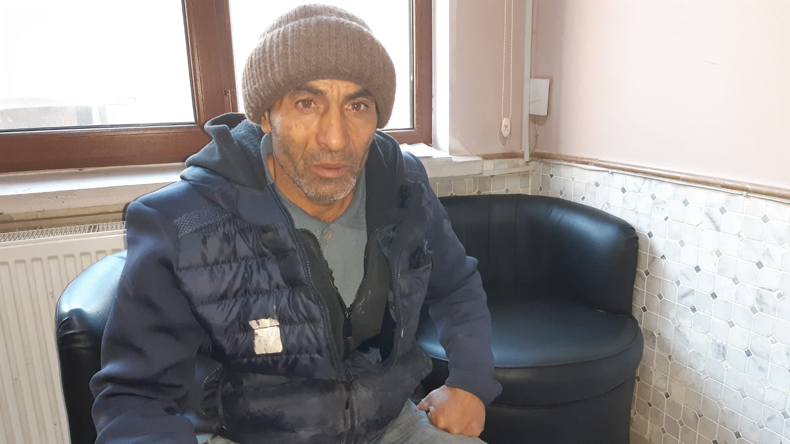 Her yerde yurttan kaçan kızını arıyor