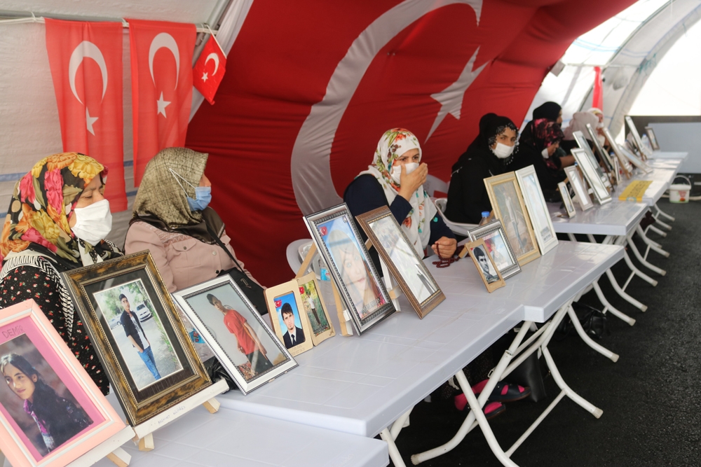 Herkes bayramı sevdikleri ile geçiriyor, onlar evlatlarından gelecek haberi bekliyor
