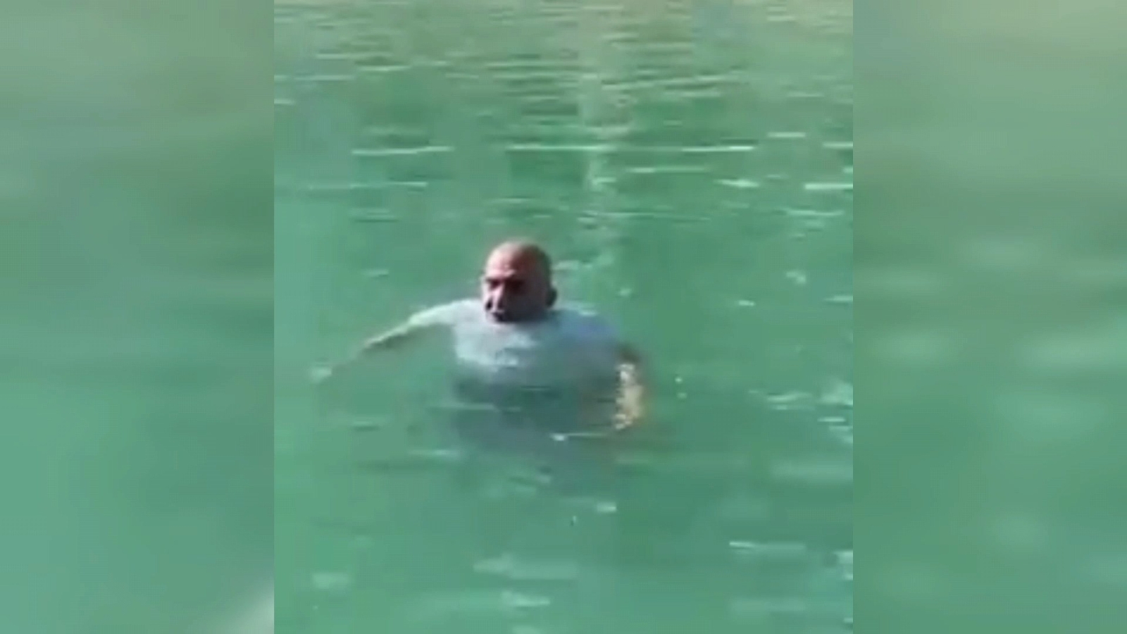 Herkesin gözü önünde Balıklıgöl’e girip yüzdü