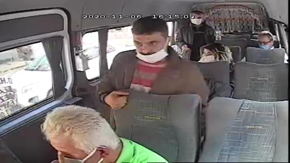 Herkesin gözü önünde vatandaşların ceplerinden paralarını çaldılar
