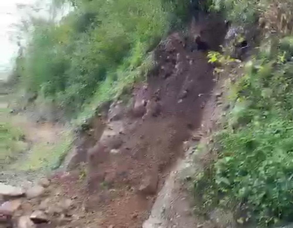 Heyelan anı cep telefonu kameraları ile kaydedildi