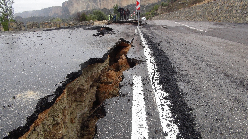 Heyelanda yol çöktü, Silifke-Karaman yolu trafiğe kapandı