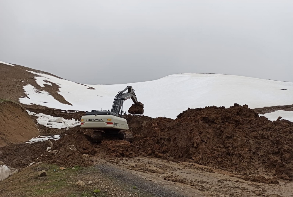Heyelanın kapattığı yol tekrar ulaşıma açıldı