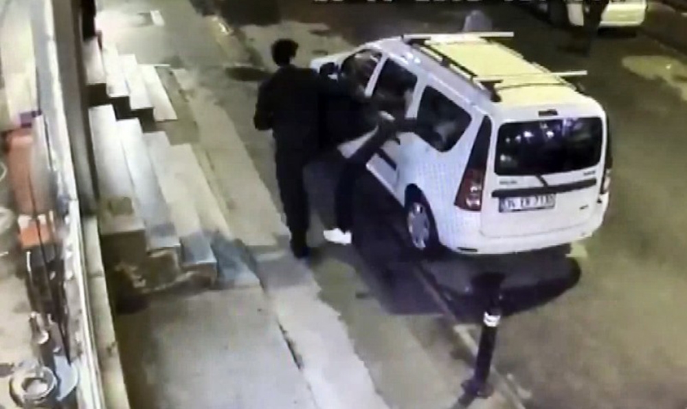 Hıncını Yol Kenarındaki Araçtan Çıkarttı