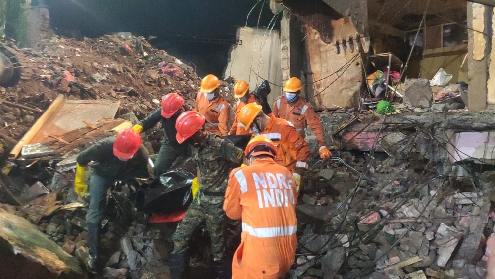 Hindistan’da çöken binada ölü sayısı 41’e yükseldi
