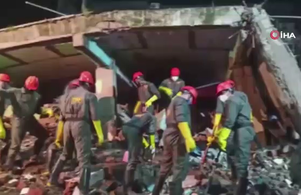 Hindistan’da çöken binanın bilançosu artıyor