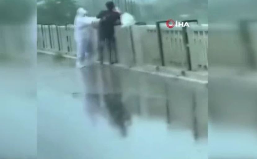 Hindistan’da Covid-19’dan ölen hastanın cansız bedeninin nehre atıldığı anlar ortaya çıktı