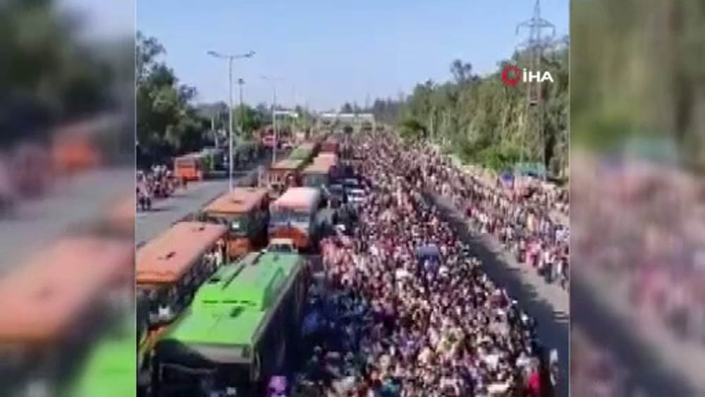 Hindistan’da evine dönmek isteyen binlerce işçi, otobüs terminalinde bekletildi