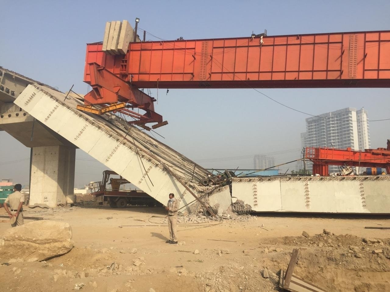 Hindistan’da inşaat halindeki üst geçit çöktü: 3 yaralı