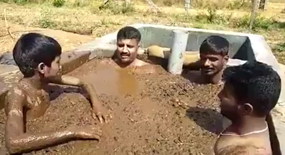 Hindistan’da korona endişesiyle ineğin dışkıyla duş alıyorlar